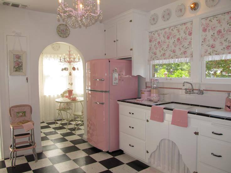 Apenas a geladeira e alguns detalhes aparecem em rosa neste ambiente (Foto: Reprodução)